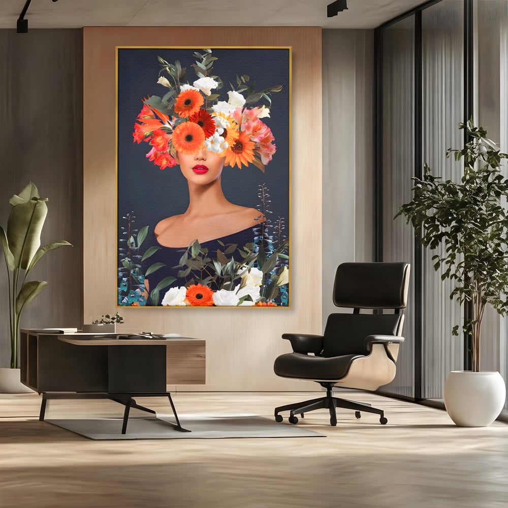 Tablou canvas cu tablou portret femeie cu flori, in rama de aluminiu auriu, pe perete intr-un birou